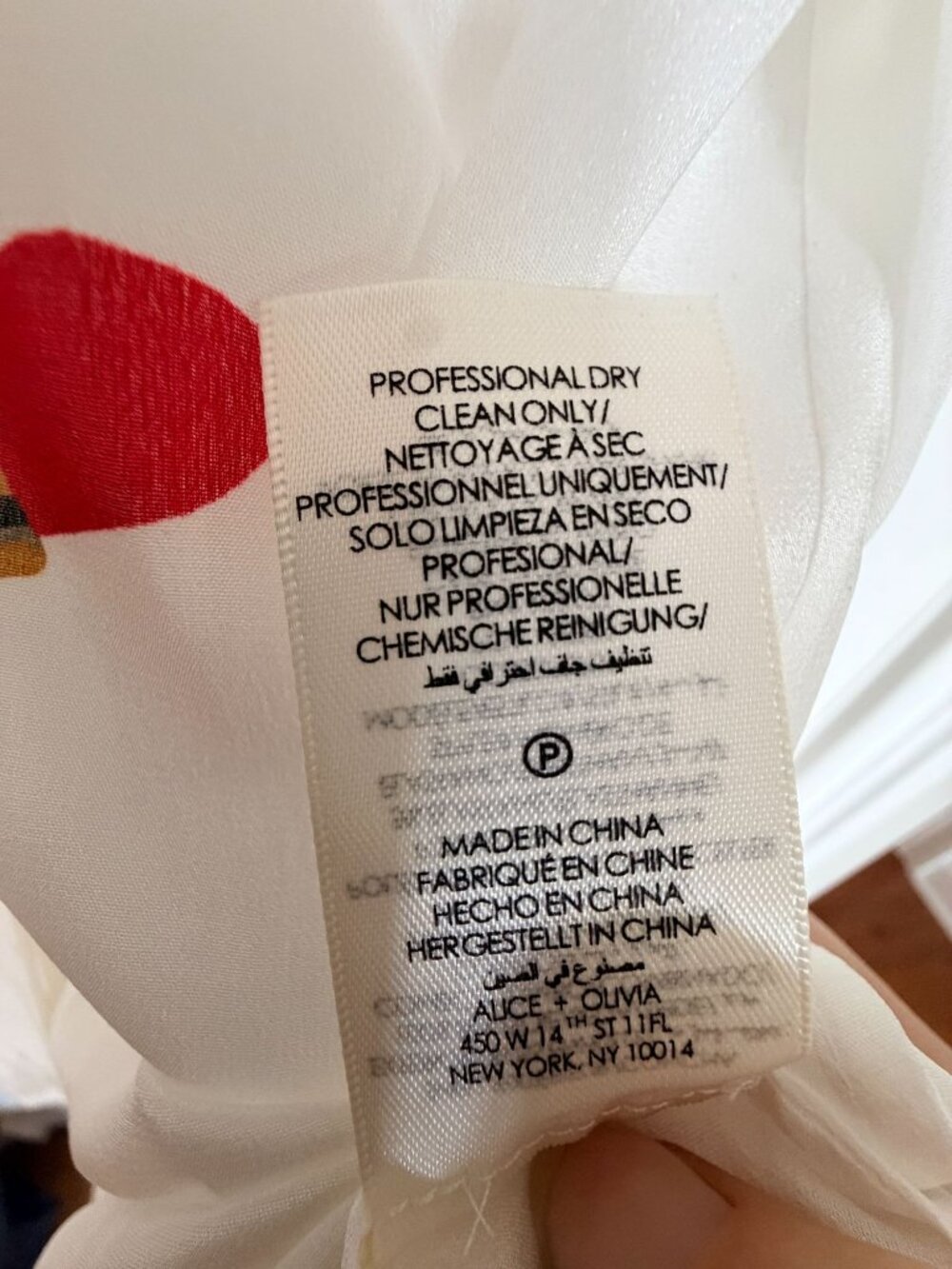 Alice + Olivia Willa I Am Woman Silk Blouse XS Lipstick Graphic NWT $350 - Picture 6 of 15